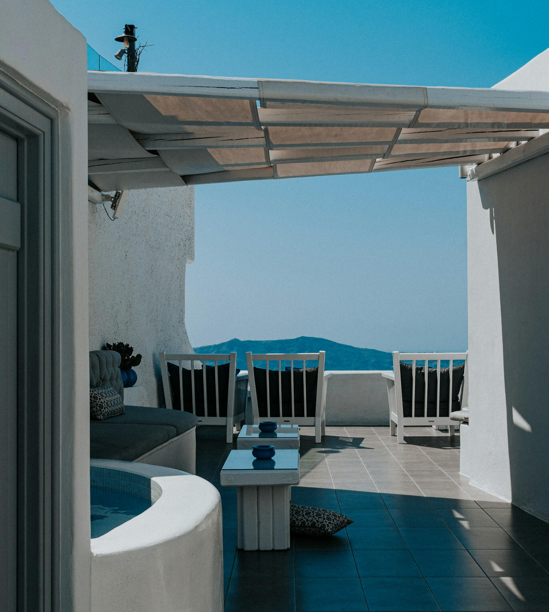 Despertar frente al horizonte Habitación de diseño contemporáneo con ventanales y vistas al lago, ejemplo de alojamiento boutique elegante