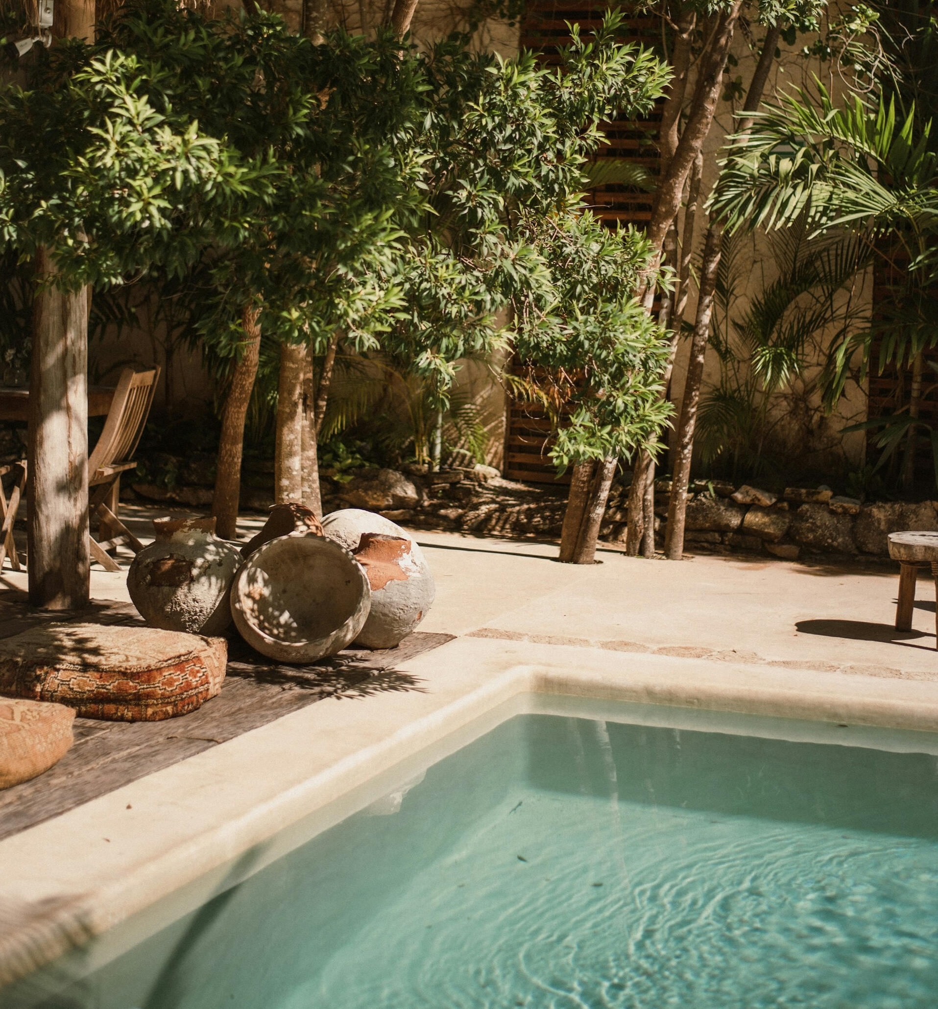 El refugio perfecto Piscina boutique rodeada de vegetación mediterránea, espacio de relax y serenidad