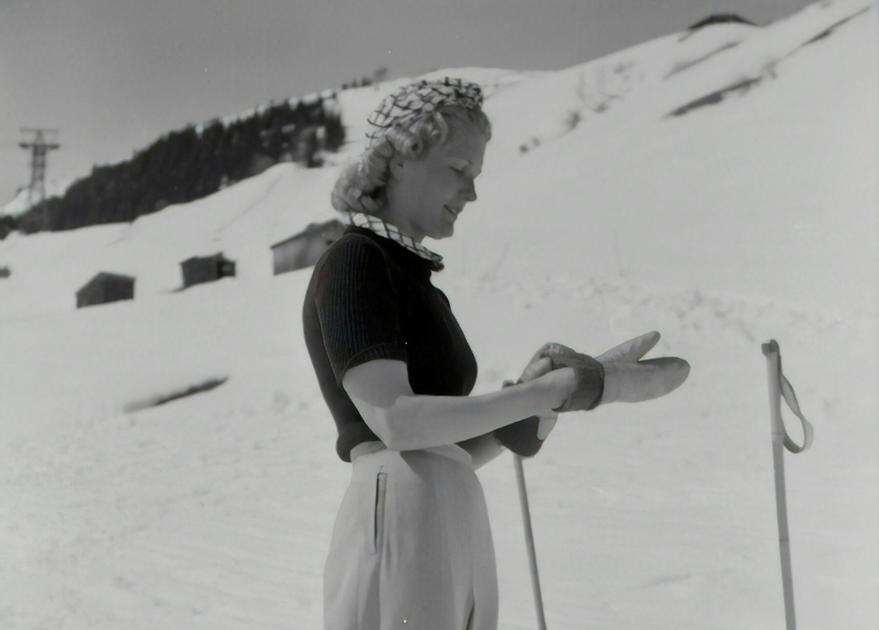 Deporte Fotografía en blanco y negro de una mujer en la nieve mirando hacia el horizonte, símbolo de la tercera generación que continúa el legado familiar